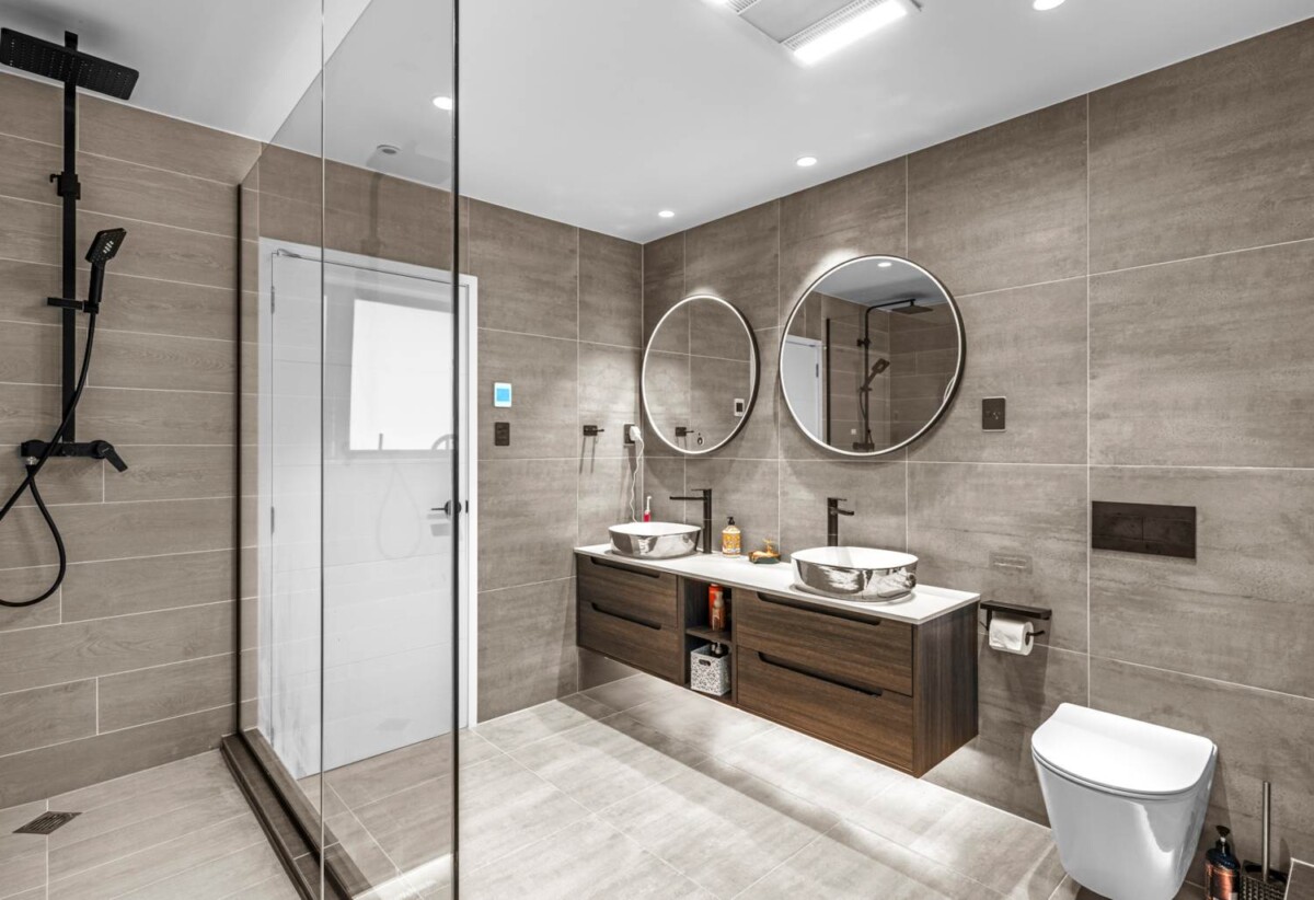 681m2 luxury 5 beds 6 baths house with 2 office and a indoor pool on 4015m2 section, 2.1 km to Albany Senior High School, 2.9 km to Albany School, 4.2 km to Albany Junior High School, 237 Lonely Track Road, Albany, Auckland