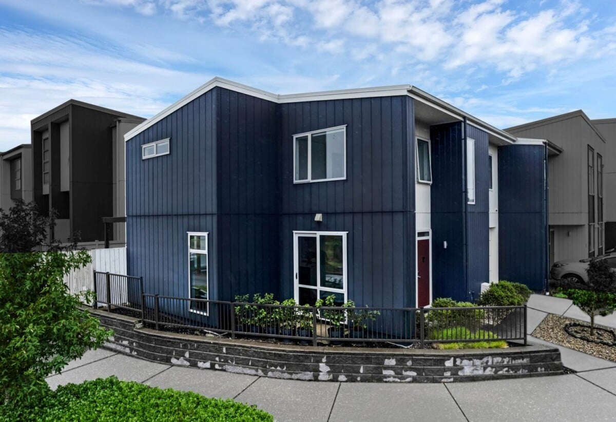 4 beds 2.5 baths home with garage on 206m2 section, walks to Ormiston Town Centre, Pak’n Save and schools, 0.5 km to Ormiston Senior College, 0.7 km to Ormiston Junior College, 0.8 km to Ormiston Primary School, 23 Bonnette Road, Flat Bush, Auckland