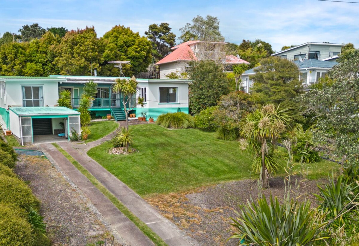 Coastal 4 beds 2 baths house on 1012m2 section, close to Orewa beach, cafés, shops and schools, 1.5 km to Orewa Beach School, 2.8 km to Orewa College, 22 Otanerua Road, Hatfields Beach, Auckland