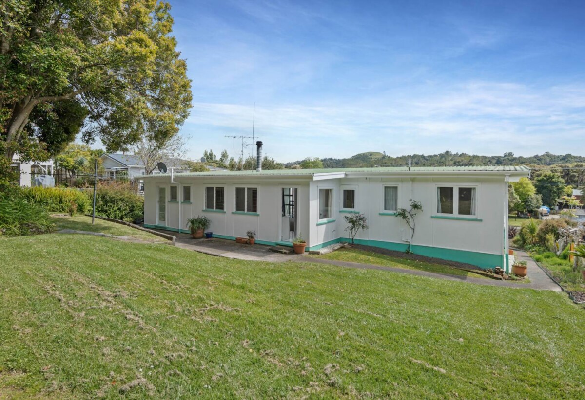 Coastal 4 beds 2 baths house on 1012m2 section, close to Orewa beach, cafés, shops and schools, 1.5 km to Orewa Beach School, 2.8 km to Orewa College, 22 Otanerua Road, Hatfields Beach, Auckland