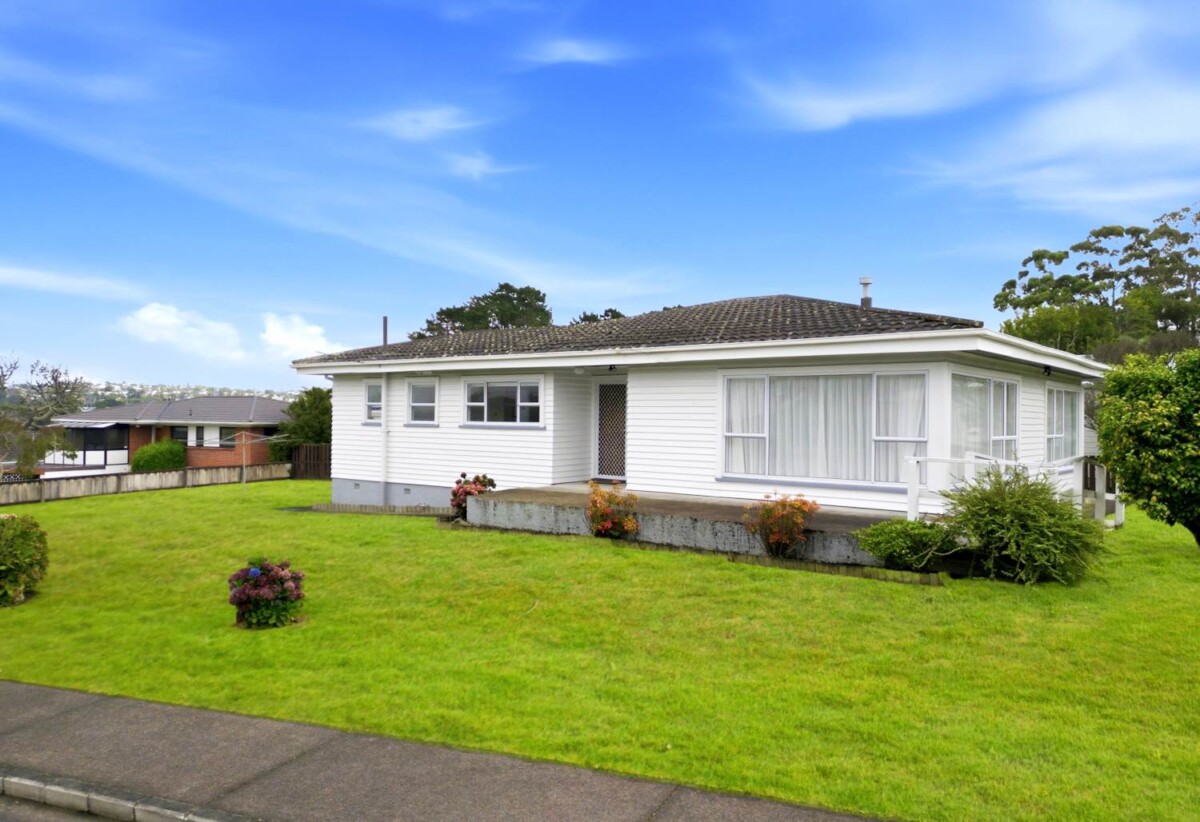 3 beds house on 857m2 section, Prime Corner Site in M/H Urban Zone on PC 120, 0.4 km to Rutherford College, 0.5 km to Rutherford School, 1.2 km to Te Atatu Intermediate, 46 Gloria Avenue, Te Atatu Peninsula, Auckland