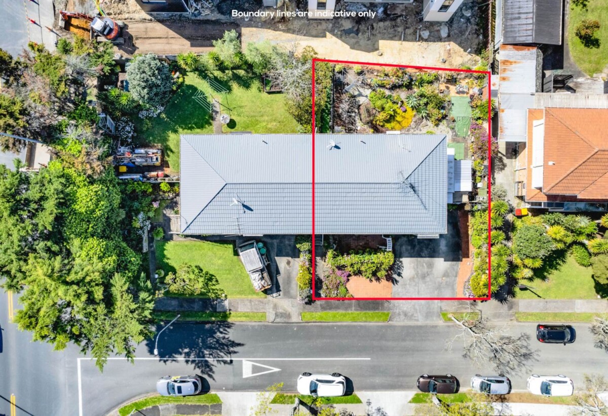 Brick and tile 3 beds 2 baths home, 1 Bathroom and utility room ground floor, 0.8km to Owairoa School, 1 km to Howick College, 1.2 km to Howick Intermediate, 2/2B Yeoman Place, Howick, Auckland