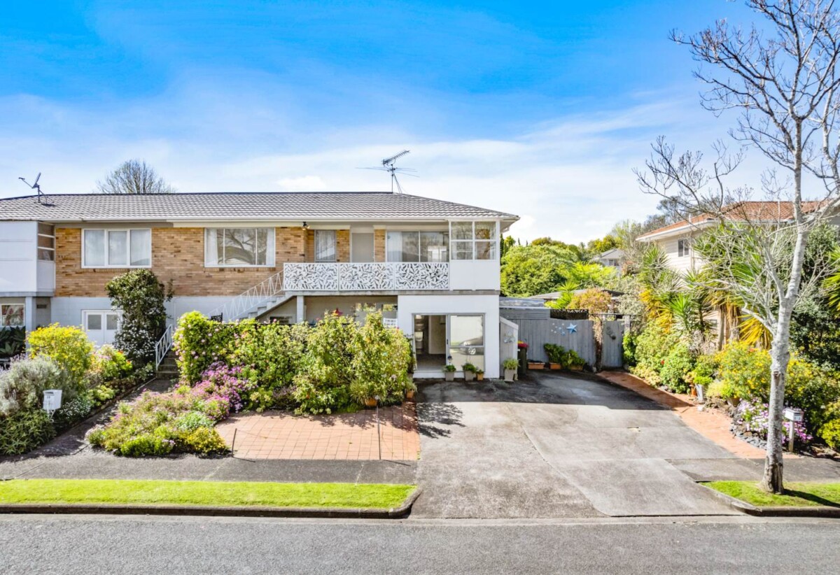 Brick and tile 3 beds 2 baths home, 1 Bathroom and utility room ground floor, 0.8km to Owairoa School, 1 km to Howick College, 1.2 km to Howick Intermediate, 2/2B Yeoman Place, Howick, Auckland