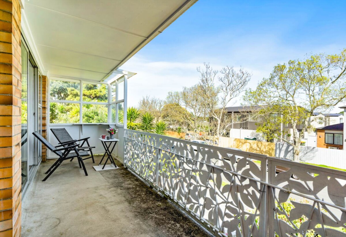 Brick and tile 3 beds 2 baths home, 1 Bathroom and utility room ground floor, 0.8km to Owairoa School, 1 km to Howick College, 1.2 km to Howick Intermediate, 2/2B Yeoman Place, Howick, Auckland
