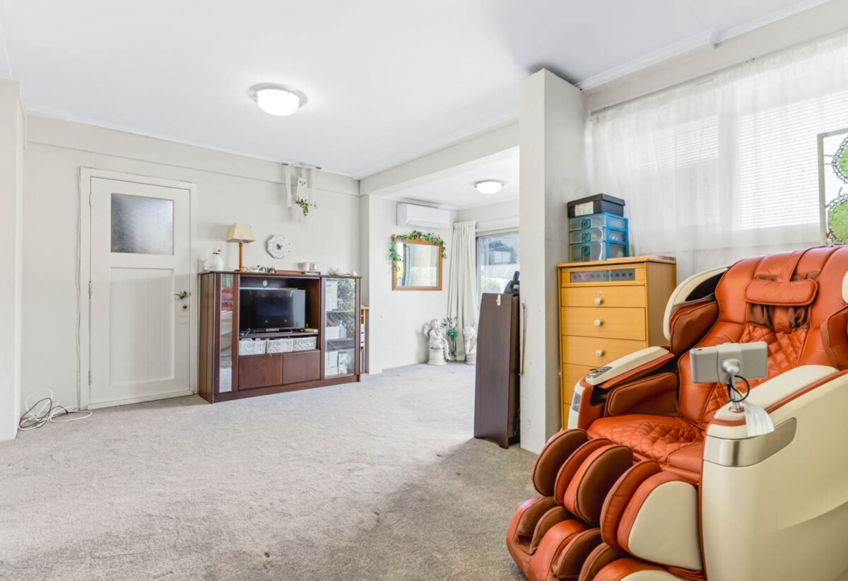 Brick and tile 3 beds 2 baths home, 1 Bathroom and utility room ground floor, 0.8km to Owairoa School, 1 km to Howick College, 1.2 km to Howick Intermediate, 2/2B Yeoman Place, Howick, Auckland