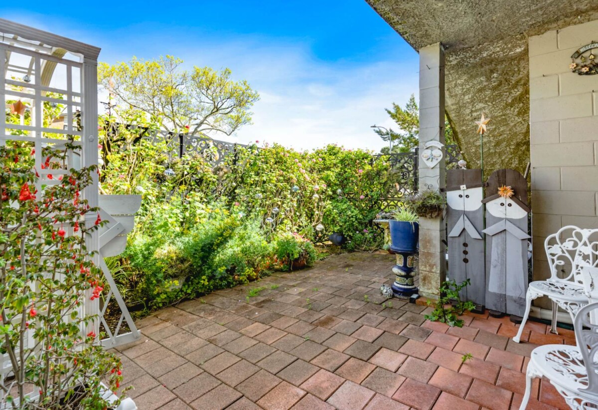 Brick and tile 3 beds 2 baths home, 1 Bathroom and utility room ground floor, 0.8km to Owairoa School, 1 km to Howick College, 1.2 km to Howick Intermediate, 2/2B Yeoman Place, Howick, Auckland