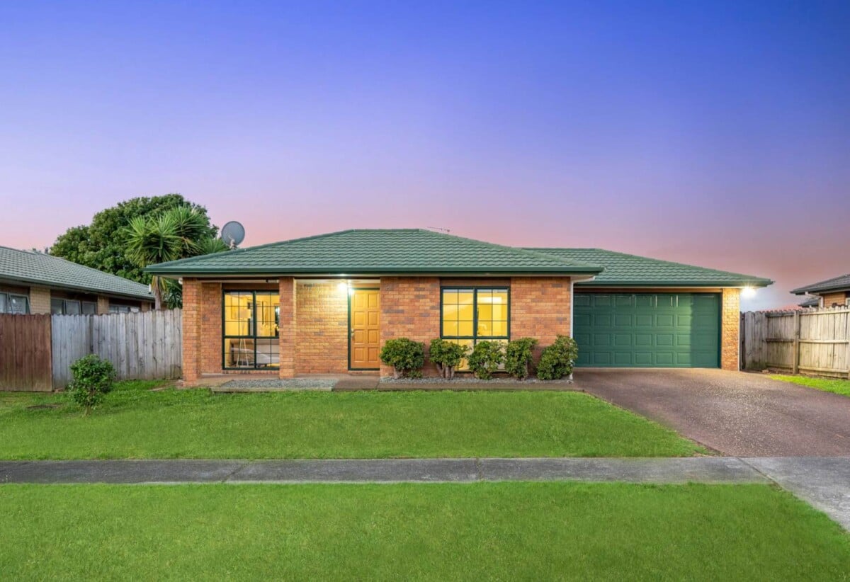 Brick and tile 4 beds 2 baths house with double garage on 495m2 section, 0.9 km to Tangaroa College and Chapel Downs School, 1.5 km to Sancta Maria College, 42 Farmdale Court, Flat Bush, Auckland