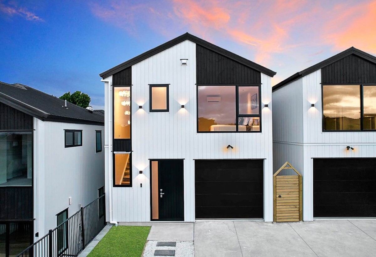 Move-in ready, 10-Year Builder Warranty, brandnew standalone 4 beds 2.5 baths home with garage, on 182m2 section, 0.3 km to Sunny Hills School, 0.9 km to Farm Cove Intermediate, 1.5 km to Pakuranga College, Lot 2, 1 Imatra Place, Sunnyhills, Auckland