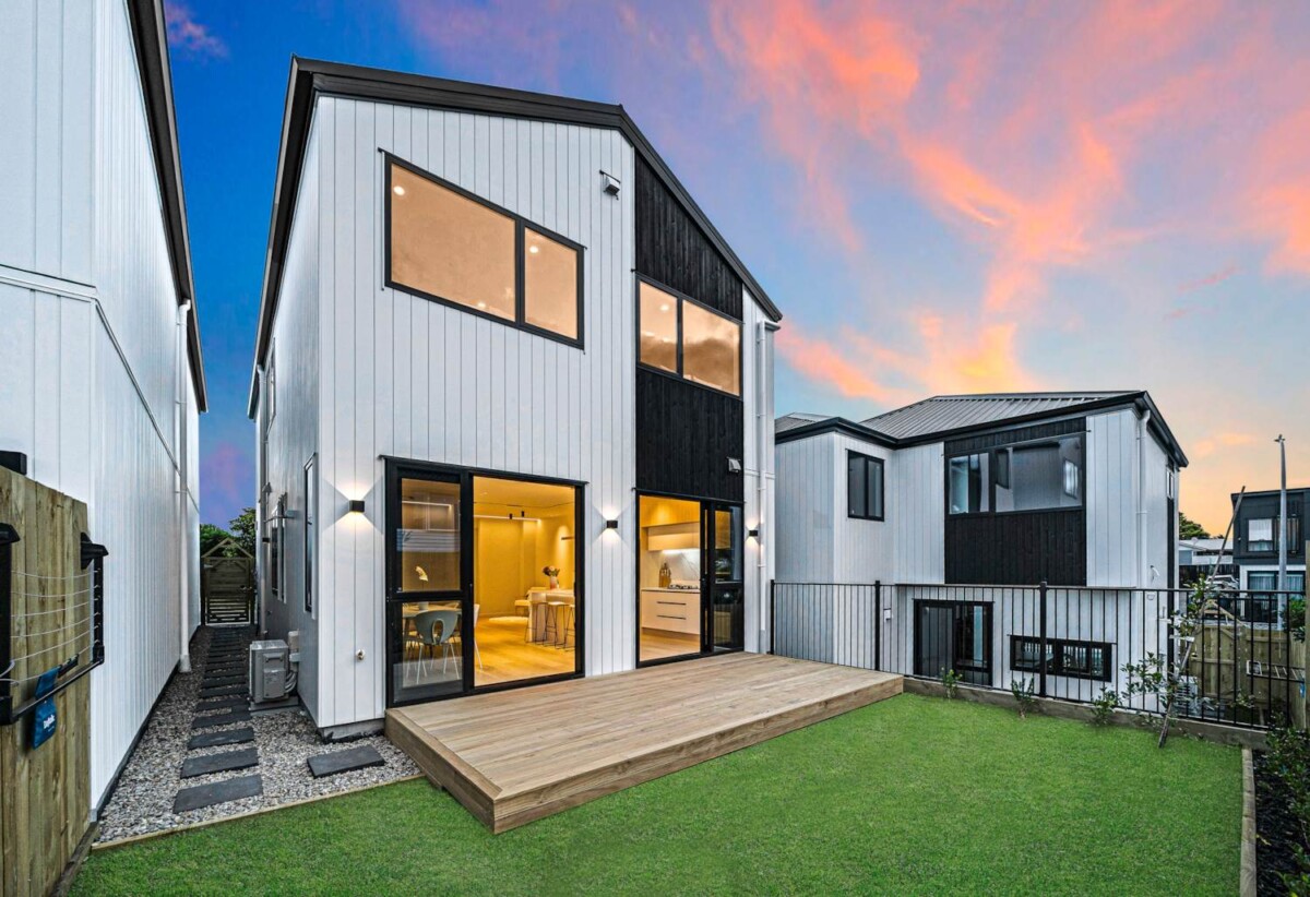 Move-in ready, 10-Year Builder Warranty, brandnew standalone 4 beds 2.5 baths home with garage, on 182m2 section, 0.3 km to Sunny Hills School, 0.9 km to Farm Cove Intermediate, 1.5 km to Pakuranga College, Lot 2, 1 Imatra Place, Sunnyhills, Auckland