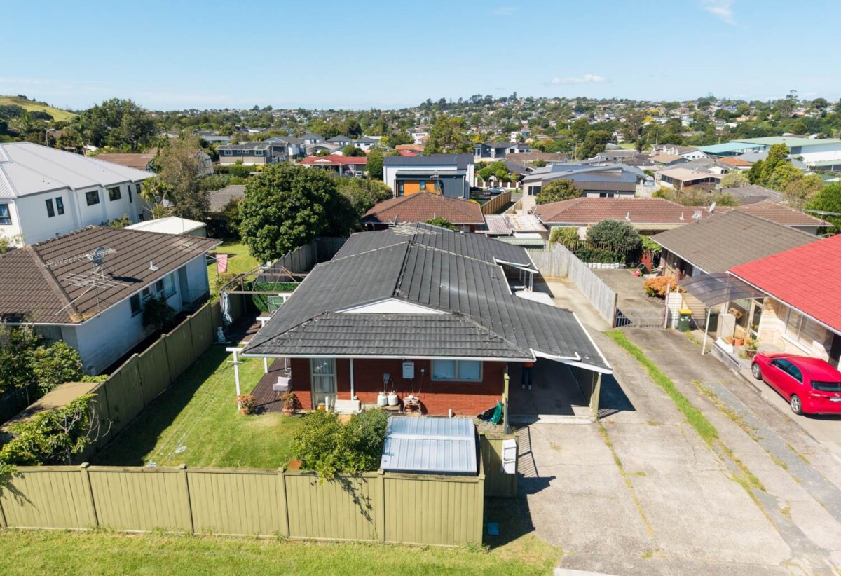 Brick and tile 2 beds 1 bath home, close to schools, Half Moon Bay ferry terminal, shopping centre, 0.2 km to Pakuranga College, 0.6 km to Wakaaranga School, 0.8 km to Farm Cove Intermediate, 1/162 Pigeon Mountain Road, Half Moon Bay, Auckland