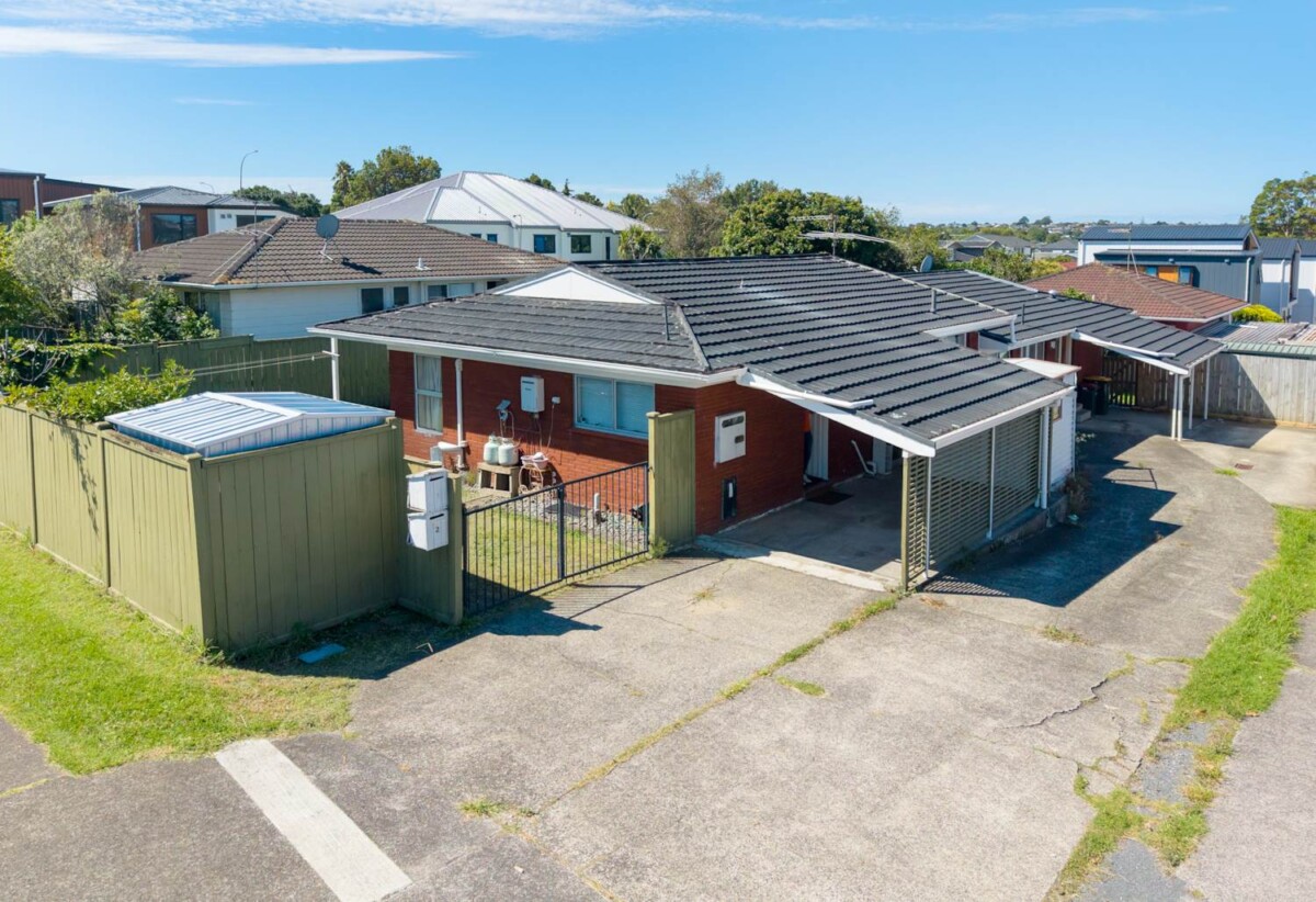 Brick and tile 2 beds 1 bath home, close to schools, Half Moon Bay ferry terminal, shopping centre, 0.2 km to Pakuranga College, 0.6 km to Wakaaranga School, 0.8 km to Farm Cove Intermediate, 1/162 Pigeon Mountain Road, Half Moon Bay, Auckland