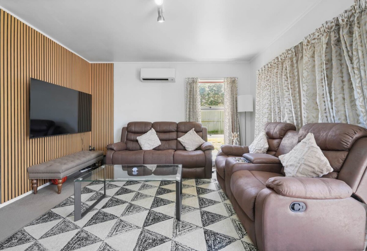 Brick and tile 2 beds 1 bath home, close to schools, Half Moon Bay ferry terminal, shopping centre, 0.2 km to Pakuranga College, 0.6 km to Wakaaranga School, 0.8 km to Farm Cove Intermediate, 1/162 Pigeon Mountain Road, Half Moon Bay, Auckland