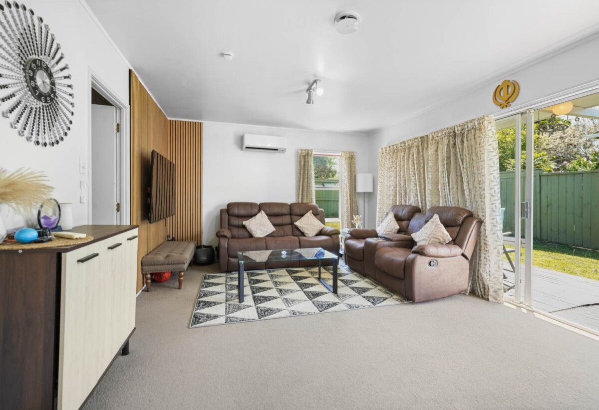 Brick and tile 2 beds 1 bath home, close to schools, Half Moon Bay ferry terminal, shopping centre, 0.2 km to Pakuranga College, 0.6 km to Wakaaranga School, 0.8 km to Farm Cove Intermediate, 1/162 Pigeon Mountain Road, Half Moon Bay, Auckland