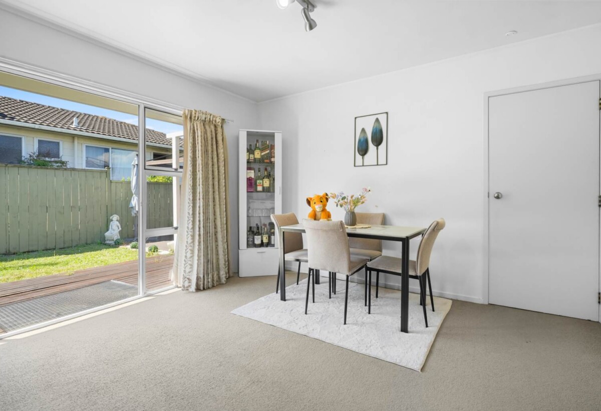 Brick and tile 2 beds 1 bath home, close to schools, Half Moon Bay ferry terminal, shopping centre, 0.2 km to Pakuranga College, 0.6 km to Wakaaranga School, 0.8 km to Farm Cove Intermediate, 1/162 Pigeon Mountain Road, Half Moon Bay, Auckland
