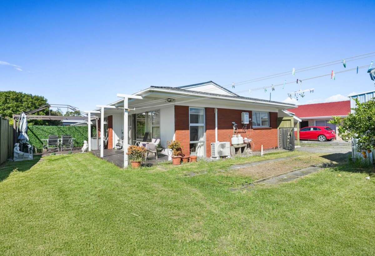 Brick and tile 2 beds 1 bath home, close to schools, Half Moon Bay ferry terminal, shopping centre, 0.2 km to Pakuranga College, 0.6 km to Wakaaranga School, 0.8 km to Farm Cove Intermediate, 1/162 Pigeon Mountain Road, Half Moon Bay, Auckland