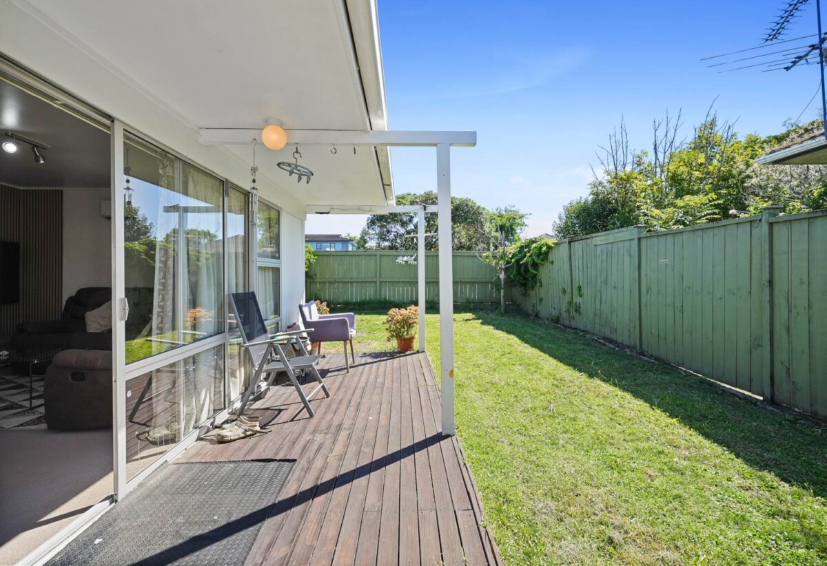 Brick and tile 2 beds 1 bath home, close to schools, Half Moon Bay ferry terminal, shopping centre, 0.2 km to Pakuranga College, 0.6 km to Wakaaranga School, 0.8 km to Farm Cove Intermediate, 1/162 Pigeon Mountain Road, Half Moon Bay, Auckland