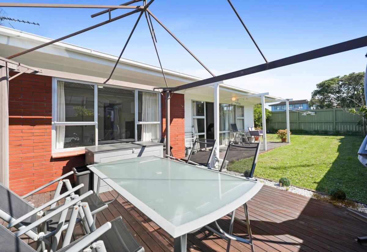 Brick and tile 2 beds 1 bath home, close to schools, Half Moon Bay ferry terminal, shopping centre, 0.2 km to Pakuranga College, 0.6 km to Wakaaranga School, 0.8 km to Farm Cove Intermediate, 1/162 Pigeon Mountain Road, Half Moon Bay, Auckland