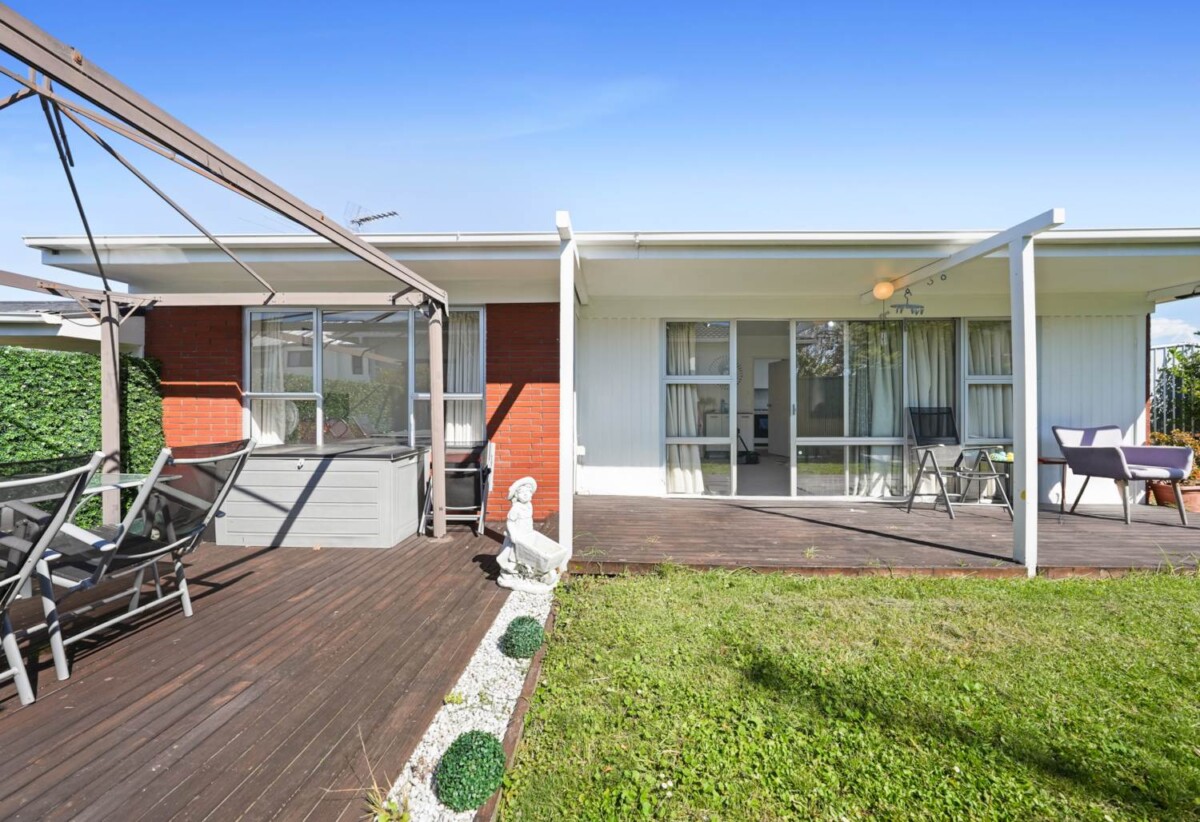Brick and tile 2 beds 1 bath home, close to schools, Half Moon Bay ferry terminal, shopping centre, 0.2 km to Pakuranga College, 0.6 km to Wakaaranga School, 0.8 km to Farm Cove Intermediate, 1/162 Pigeon Mountain Road, Half Moon Bay, Auckland