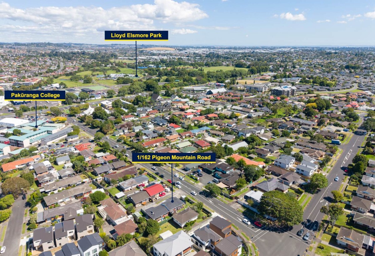 Brick and tile 2 beds 1 bath home, close to schools, Half Moon Bay ferry terminal, shopping centre, 0.2 km to Pakuranga College, 0.6 km to Wakaaranga School, 0.8 km to Farm Cove Intermediate, 1/162 Pigeon Mountain Road, Half Moon Bay, Auckland