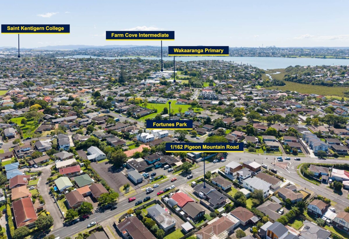 Brick and tile 2 beds 1 bath home, close to schools, Half Moon Bay ferry terminal, shopping centre, 0.2 km to Pakuranga College, 0.6 km to Wakaaranga School, 0.8 km to Farm Cove Intermediate, 1/162 Pigeon Mountain Road, Half Moon Bay, Auckland