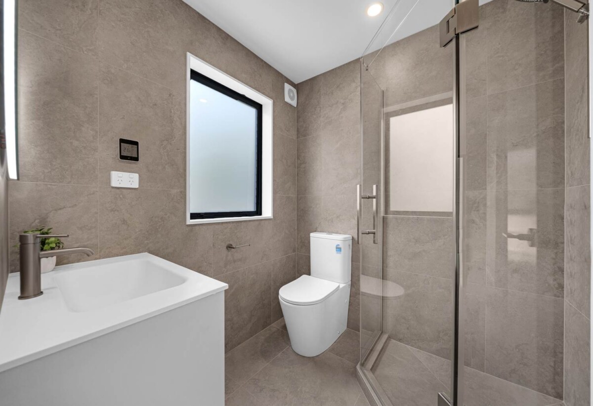 Brandnew standalone 4 beds 4 baths home with garage, deck and backyard, walks to Highland Park Shopping Centre, Pak’n Save, 0.7 km to Pakuranga College, 0.9 km to Howick Primary School, 1 km to Howick Intermediate, 30C Tomintoul Place, Highland Park, Auckland