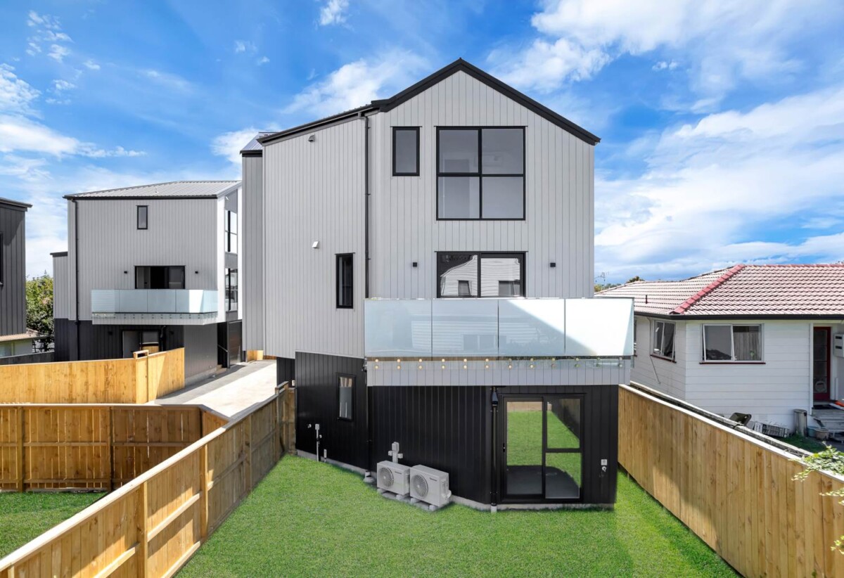 Brandnew standalone 4 beds 4 baths home with garage, deck and backyard, walks to Highland Park Shopping Centre, Pak’n Save, 0.7 km to Pakuranga College, 0.9 km to Howick Primary School, 1 km to Howick Intermediate, 30B Tomintoul Place, Highland Park, Auckland