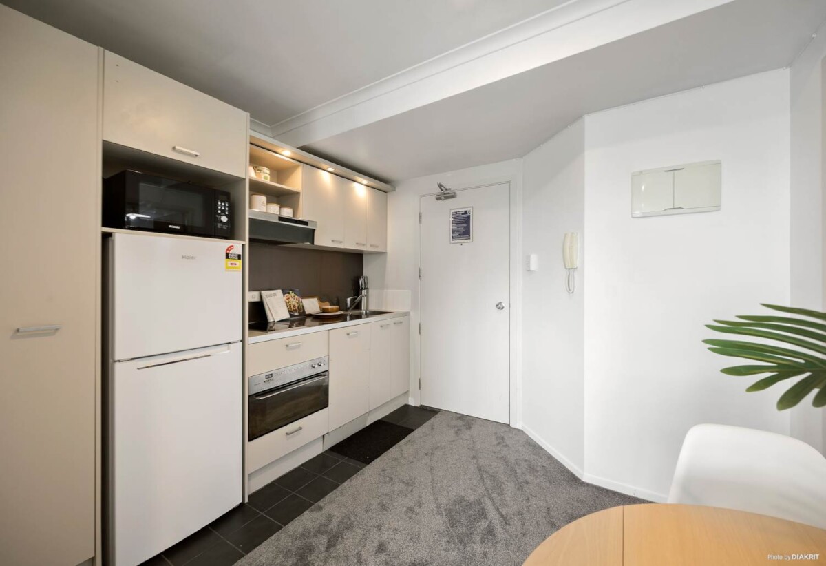 Auckland Grammar and Auckland Girls’ Grammar School zone, 36 m2 freehold Corner Penthouse 2 beds 1 bath apartment in Uni Precinct, 1603/96 Symonds Street, Grafton, Auckland
