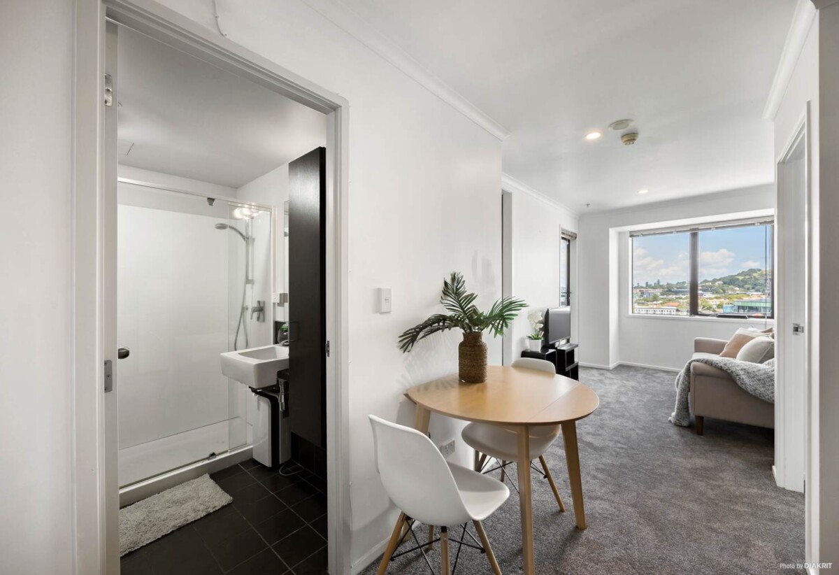 Auckland Grammar and Auckland Girls’ Grammar School zone, 36 m2 freehold Corner Penthouse 2 beds 1 bath apartment in Uni Precinct, 1603/96 Symonds Street, Grafton, Auckland