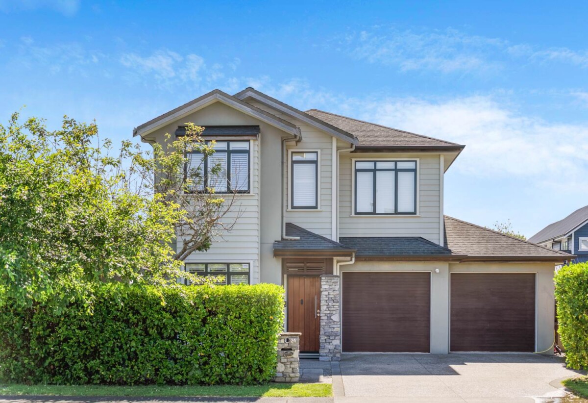 VENDORS PURCHASED ELSEWHERE – MUST BE SOLD, 4 beds 2.5 baths house with double garage on 320m2 section, close to shops, schools, reserves, 0.8 km to Hingaia Peninsula School, 1 km to Rosehill Intermediate, 1.1 km to Rosehill College, 24 Trecarne Street, Karaka, Auckland