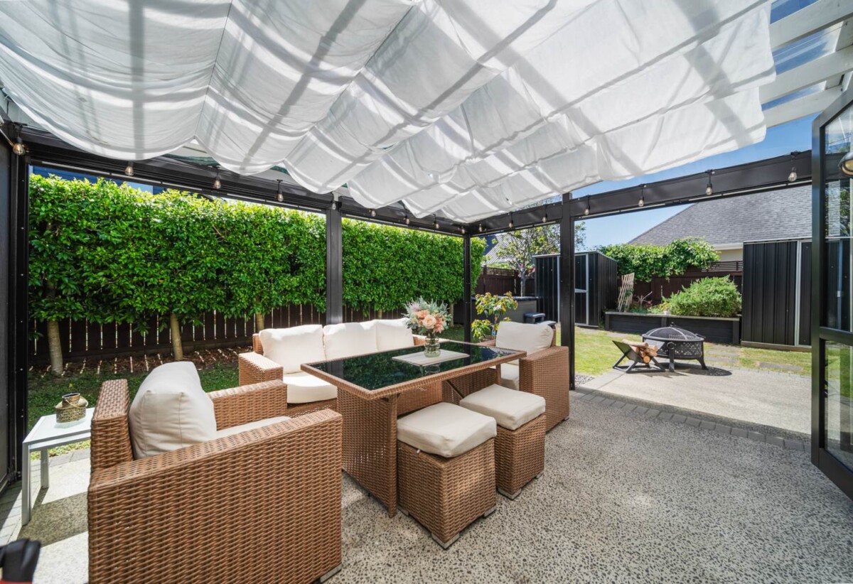 VENDORS PURCHASED ELSEWHERE – MUST BE SOLD, 4 beds 2.5 baths house with double garage on 320m2 section, close to shops, schools, reserves, 0.8 km to Hingaia Peninsula School, 1 km to Rosehill Intermediate, 1.1 km to Rosehill College, 24 Trecarne Street, Karaka, Auckland