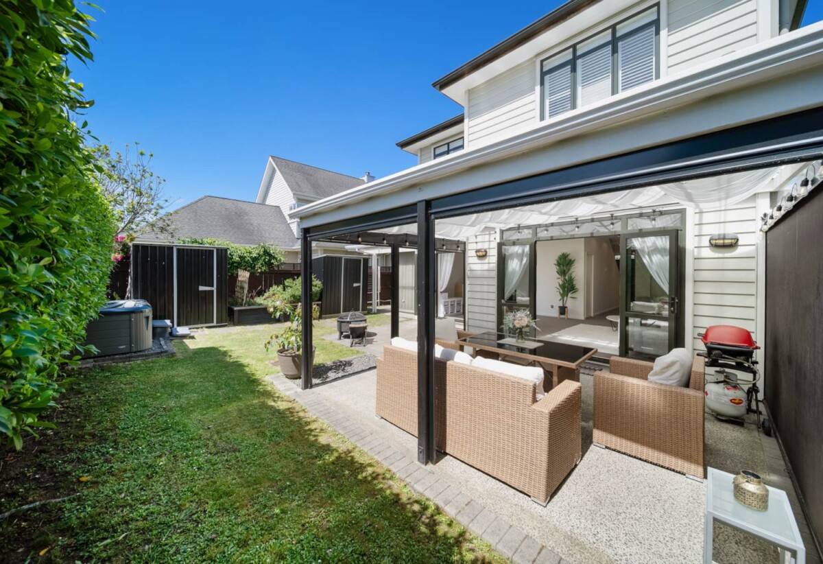 VENDORS PURCHASED ELSEWHERE – MUST BE SOLD, 4 beds 2.5 baths house with double garage on 320m2 section, close to shops, schools, reserves, 0.8 km to Hingaia Peninsula School, 1 km to Rosehill Intermediate, 1.1 km to Rosehill College, 24 Trecarne Street, Karaka, Auckland
