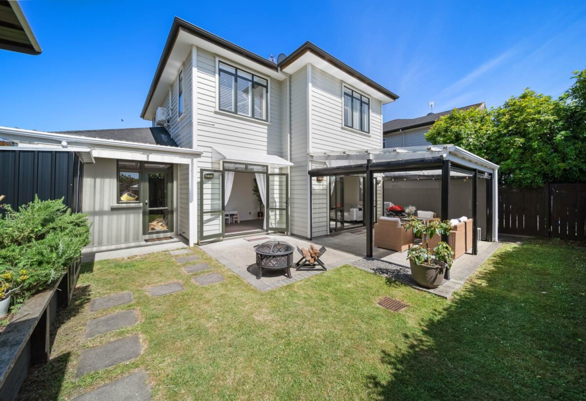 VENDORS PURCHASED ELSEWHERE – MUST BE SOLD, 4 beds 2.5 baths house with double garage on 320m2 section, close to shops, schools, reserves, 0.8 km to Hingaia Peninsula School, 1 km to Rosehill Intermediate, 1.1 km to Rosehill College, 24 Trecarne Street, Karaka, Auckland
