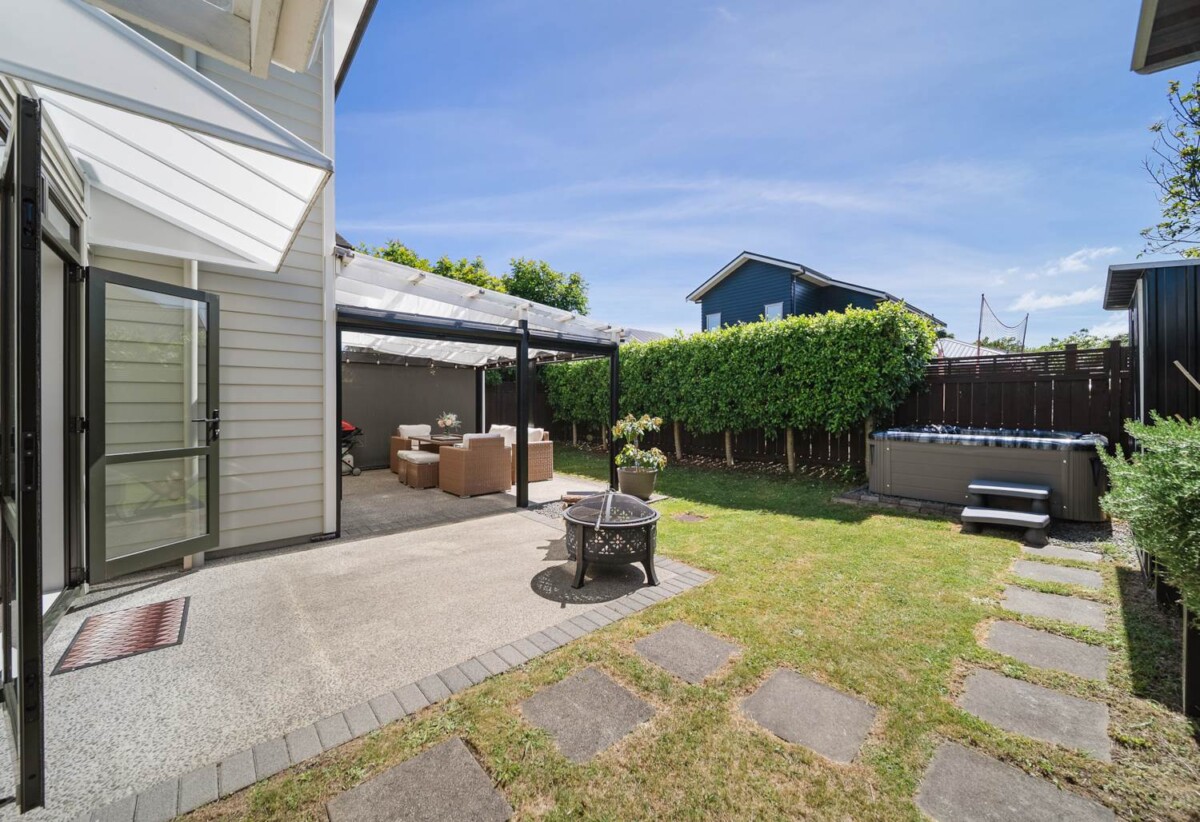 VENDORS PURCHASED ELSEWHERE – MUST BE SOLD, 4 beds 2.5 baths house with double garage on 320m2 section, close to shops, schools, reserves, 0.8 km to Hingaia Peninsula School, 1 km to Rosehill Intermediate, 1.1 km to Rosehill College, 24 Trecarne Street, Karaka, Auckland