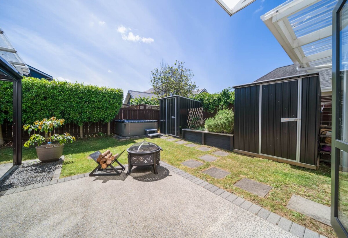 VENDORS PURCHASED ELSEWHERE – MUST BE SOLD, 4 beds 2.5 baths house with double garage on 320m2 section, close to shops, schools, reserves, 0.8 km to Hingaia Peninsula School, 1 km to Rosehill Intermediate, 1.1 km to Rosehill College, 24 Trecarne Street, Karaka, Auckland