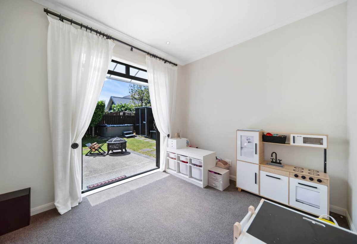 VENDORS PURCHASED ELSEWHERE – MUST BE SOLD, 4 beds 2.5 baths house with double garage on 320m2 section, close to shops, schools, reserves, 0.8 km to Hingaia Peninsula School, 1 km to Rosehill Intermediate, 1.1 km to Rosehill College, 24 Trecarne Street, Karaka, Auckland