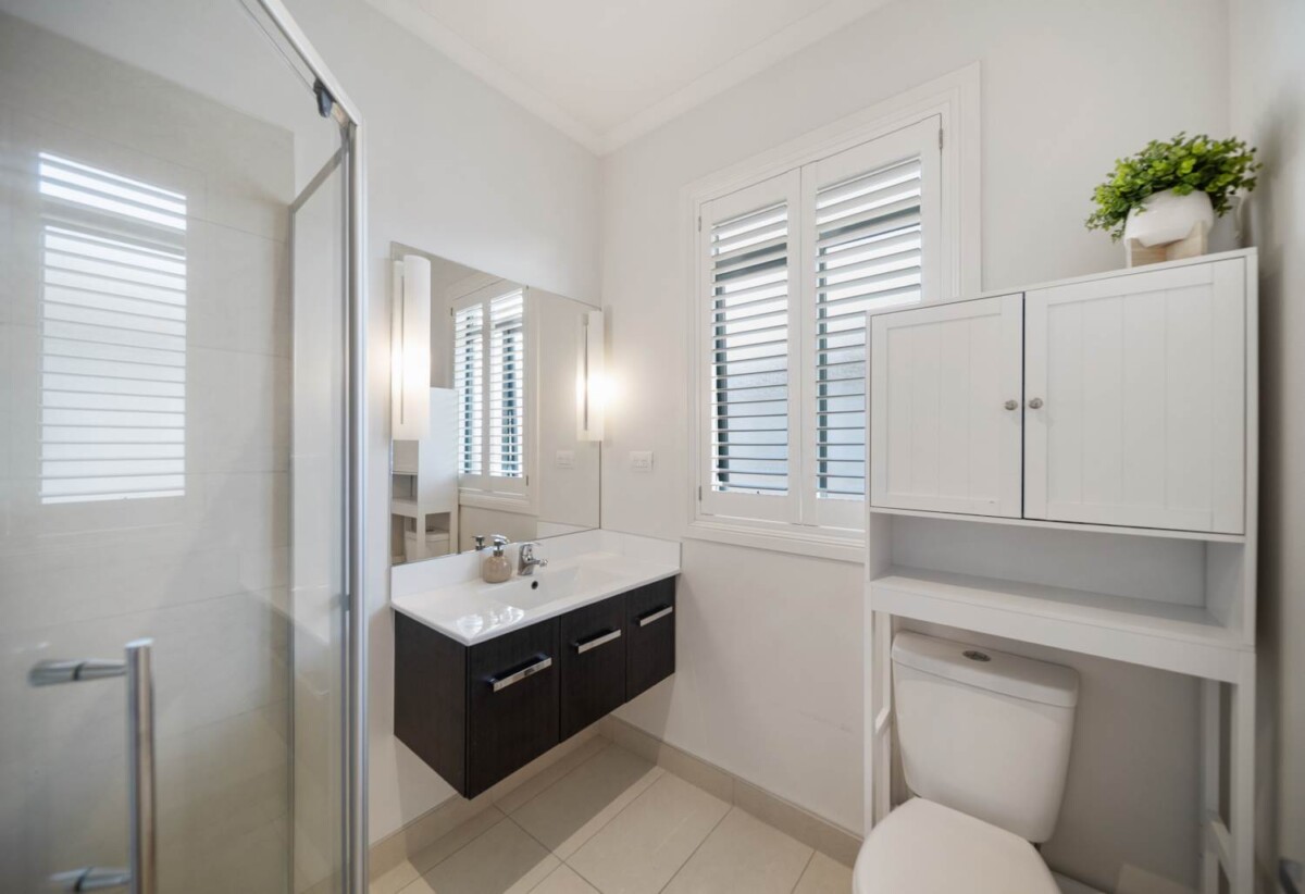 VENDORS PURCHASED ELSEWHERE – MUST BE SOLD, 4 beds 2.5 baths house with double garage on 320m2 section, close to shops, schools, reserves, 0.8 km to Hingaia Peninsula School, 1 km to Rosehill Intermediate, 1.1 km to Rosehill College, 24 Trecarne Street, Karaka, Auckland