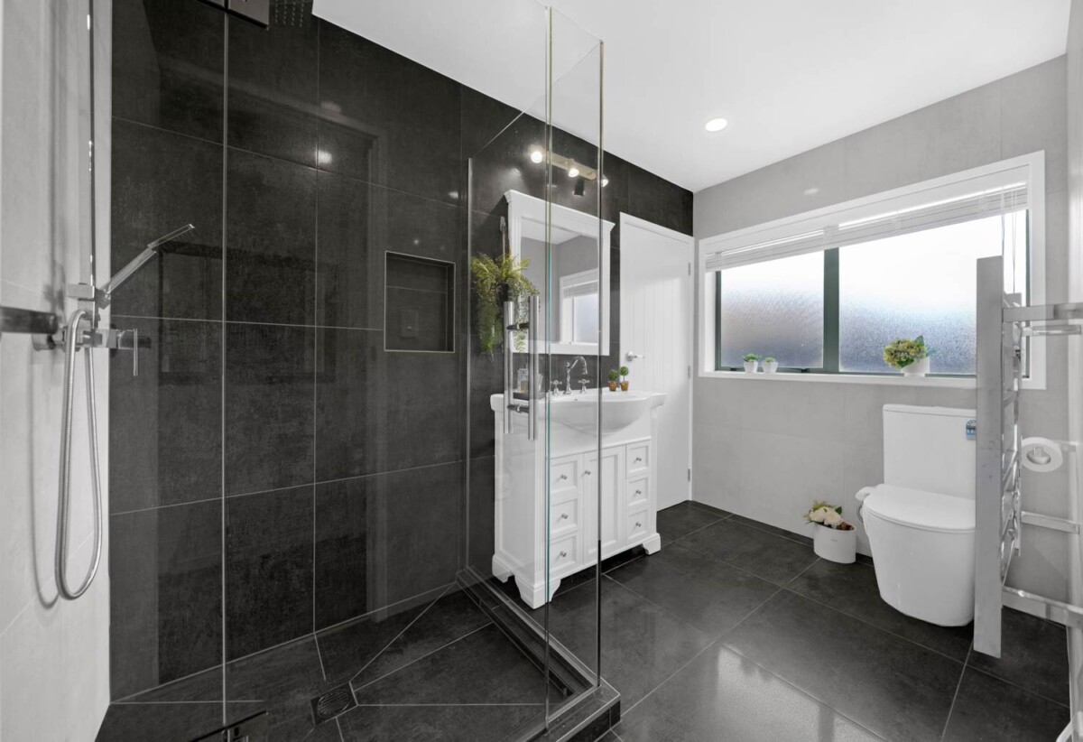 Renovated 4 beds 2 baths house on 630m2 section, close to Pakuranga Golf Course, schools, shopping centres, 0.8 km to Botany Downs School, 2 km to Somerville Intermediate School, 2.3 km to Howick College, 109 Millhouse Drive, Northpark, Auckland
