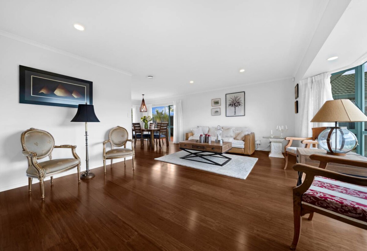 Renovated 4 beds 2 baths house on 630m2 section, close to Pakuranga Golf Course, schools, shopping centres, 0.8 km to Botany Downs School, 2 km to Somerville Intermediate School, 2.3 km to Howick College, 109 Millhouse Drive, Northpark, Auckland