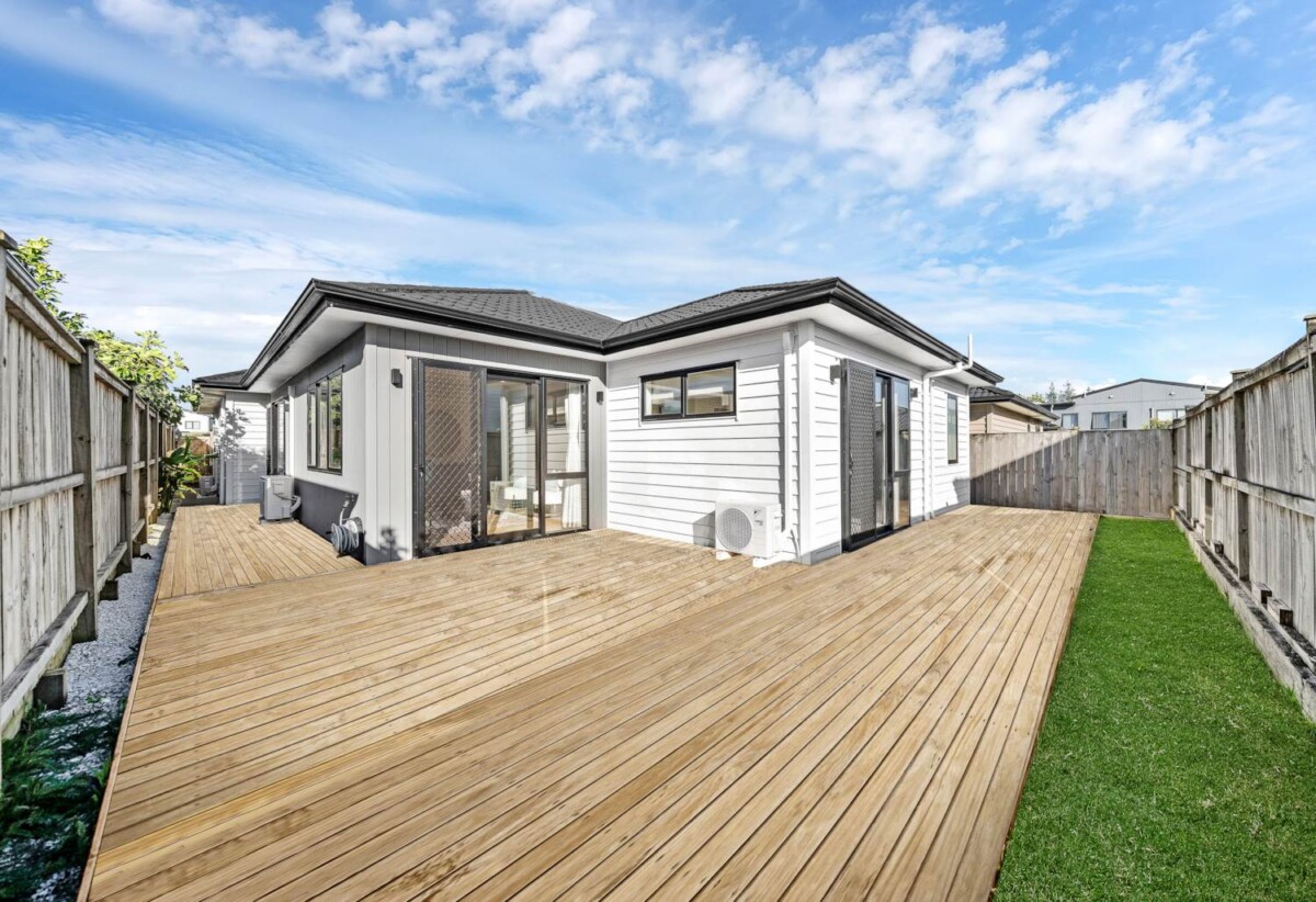5 beds 3 baths house with double garage on 373m2 section, close to shops, school, motorway access, 0.5 km to Hingaia Peninsula School, 1.7 km to Rosehill Intermediate, 1.8 km to Rosehill College, 8 Lusitano Drive, Karaka, Auckland