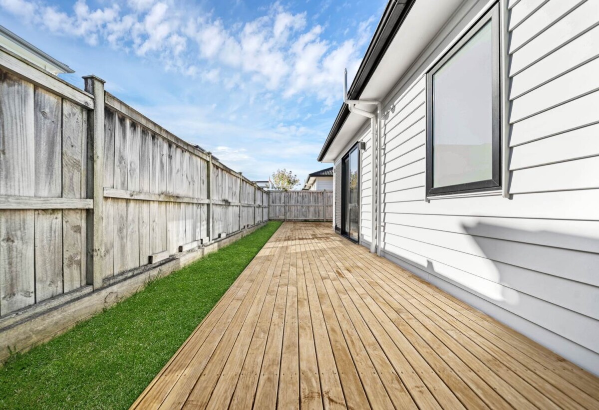 5 beds 3 baths house with double garage on 373m2 section, close to shops, school, motorway access, 0.5 km to Hingaia Peninsula School, 1.7 km to Rosehill Intermediate, 1.8 km to Rosehill College, 8 Lusitano Drive, Karaka, Auckland