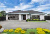 Renovated 4 beds 2 baths house on 630m2 section, close to Pakuranga Golf Course, schools, shopping centres, 0.8 km to Botany Downs School, 2 km to Somerville Intermediate School, 2.3 km to Howick College, 109 Millhouse Drive, Northpark, Auckland