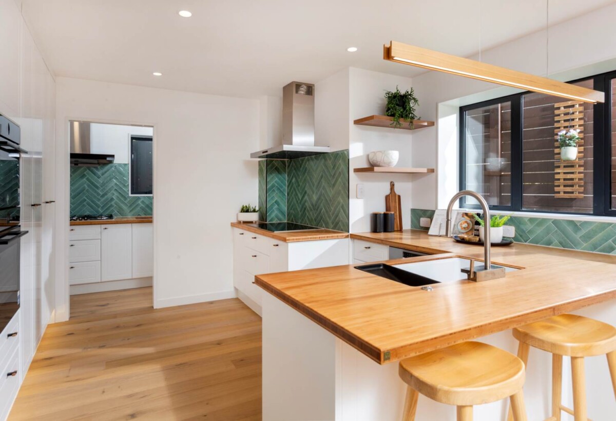 Flat Land | Rangitoto Zone, Brandnew standalone 5 beds 4.5 baths house with 1 bed granny, close to Albany Mall, schools motorway access, 1 km to Pinehill School (Browns Bay), 1.3 km to Rangitoto College, 3B Serrata Place, Browns Bay, Auckland