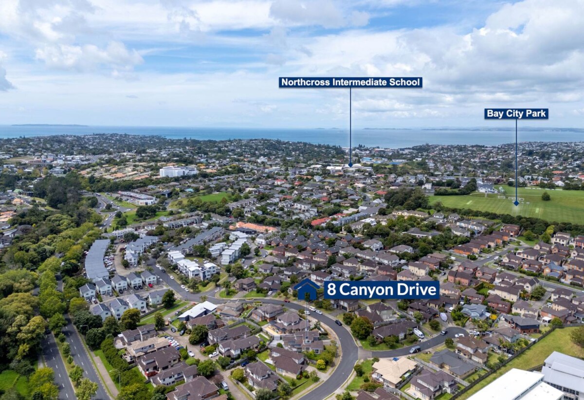 Renovation throughout 4 beds + study 2.5 baths house on 500m2 section, moments from excellent schools, Westfield Shopping Centre, schools, 0.2 km to Oteha Valley School, 0.7 km to Northcross Intermediate, 8 Canyon Drive, Albany, Auckland
