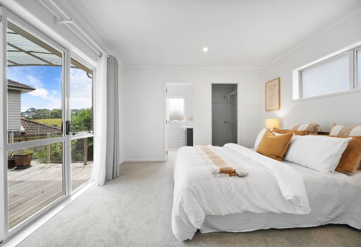 Renovation throughout 4 beds + study 2.5 baths house on 500m2 section, moments from excellent schools, Westfield Shopping Centre, schools, 0.2 km to Oteha Valley School, 0.7 km to Northcross Intermediate, 8 Canyon Drive, Albany, Auckland
