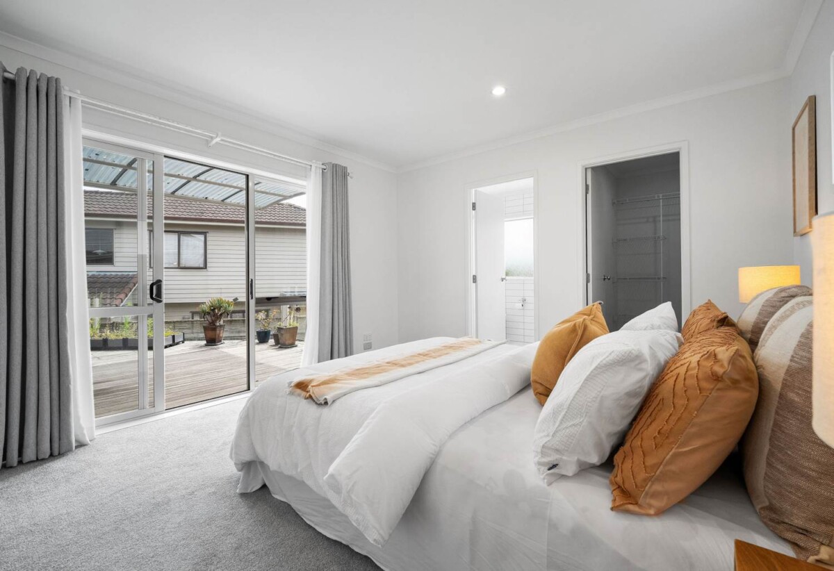 Renovation throughout 4 beds + study 2.5 baths house on 500m2 section, moments from excellent schools, Westfield Shopping Centre, schools, 0.2 km to Oteha Valley School, 0.7 km to Northcross Intermediate, 8 Canyon Drive, Albany, Auckland