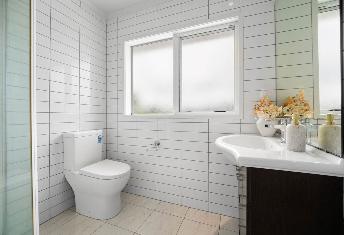 Renovation throughout 4 beds + study 2.5 baths house on 500m2 section, moments from excellent schools, Westfield Shopping Centre, schools, 0.2 km to Oteha Valley School, 0.7 km to Northcross Intermediate, 8 Canyon Drive, Albany, Auckland