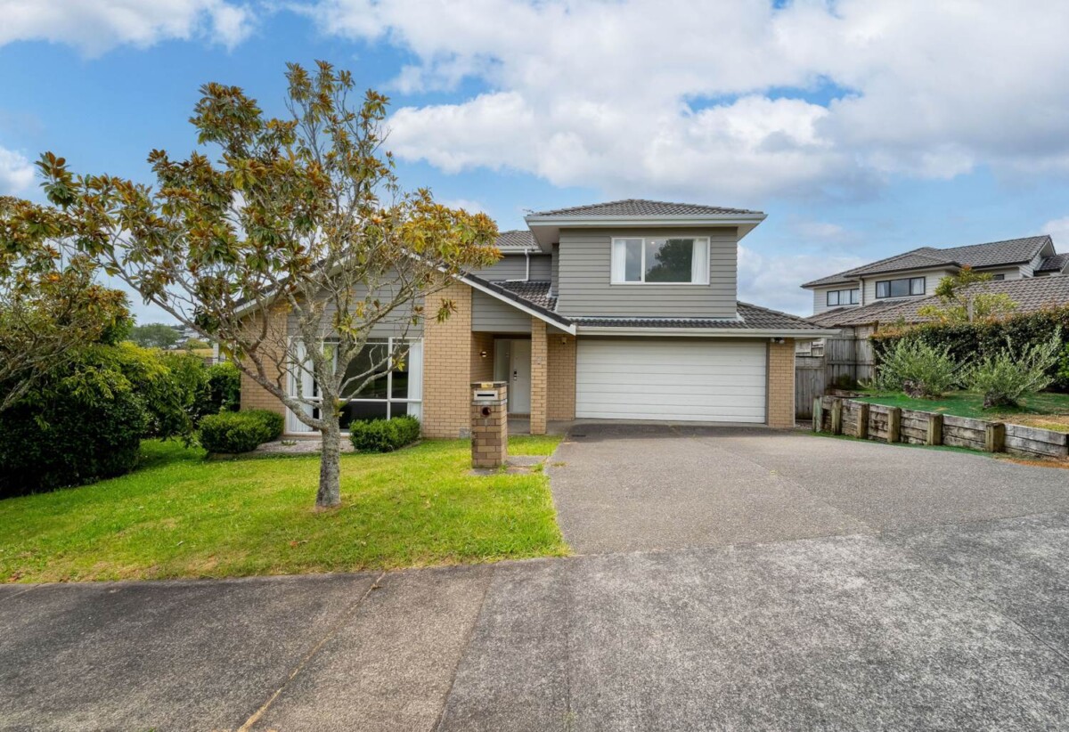 Renovation throughout 4 beds + study 2.5 baths house on 500m2 section, moments from excellent schools, Westfield Shopping Centre, schools, 0.2 km to Oteha Valley School, 0.7 km to Northcross Intermediate, 8 Canyon Drive, Albany, Auckland