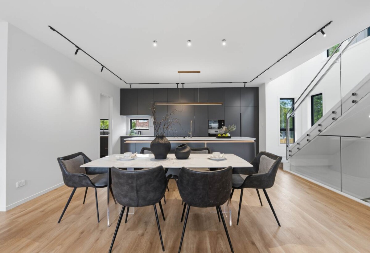 Standalone 4 beds 3.5 baths home with double garage, close to Meadowbank Shopping Centre, local parks, schools, beach, 0.8 km to Selwyn College, 7B Cruickshank Crescent, Meadowbank, Auckland