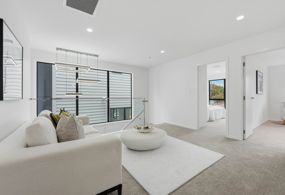 Standalone 4 beds 3.5 baths home with double garage, close to Meadowbank Shopping Centre, local parks, schools, beach, 0.8 km to Selwyn College, 7B Cruickshank Crescent, Meadowbank, Auckland