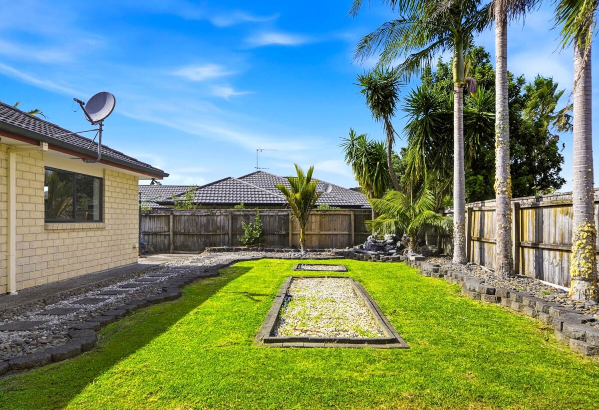 Owners bought this site and built it to live in and enjoy, 4 beds 2.5 baths house on 650m2 section, 0.1 km to Upper Harbour Primary School, 1.6 km to Albany Junior High School, 3.7 km to Albany Senior High School, 1 William Gamble Drive, Greenhithe, Auckland